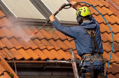 Démoussage et hydrofuge de toiture à Plouvorn